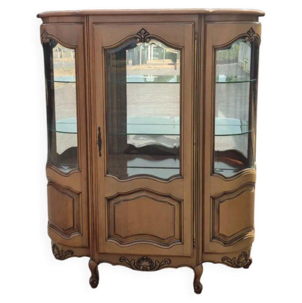 Grande vitrine galbée en merisier de style Louis XV – XXe siècle