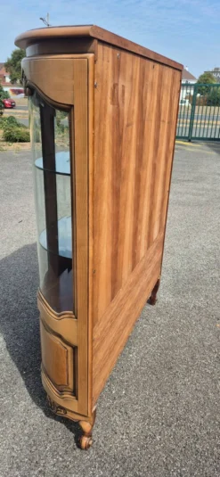 Grande vitrine galbée en merisier de style Louis XV – XXe siècle