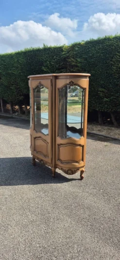 Grande vitrine galbée en merisier de style Louis XV – XXe siècle
