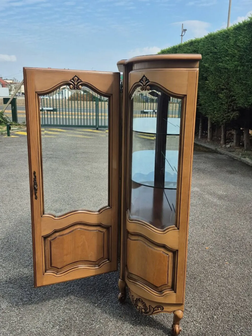 Grande vitrine galbée en merisier de style Louis XV – XXe siècle