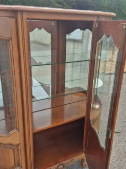 Grande vitrine galbée en merisier de style Louis XV – XXe siècle