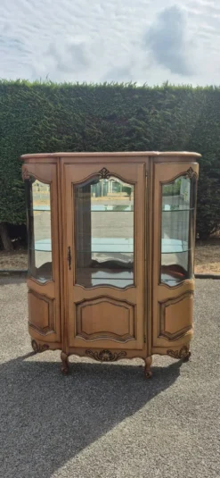 Grande vitrine galbée en merisier de style Louis XV – XXe siècle