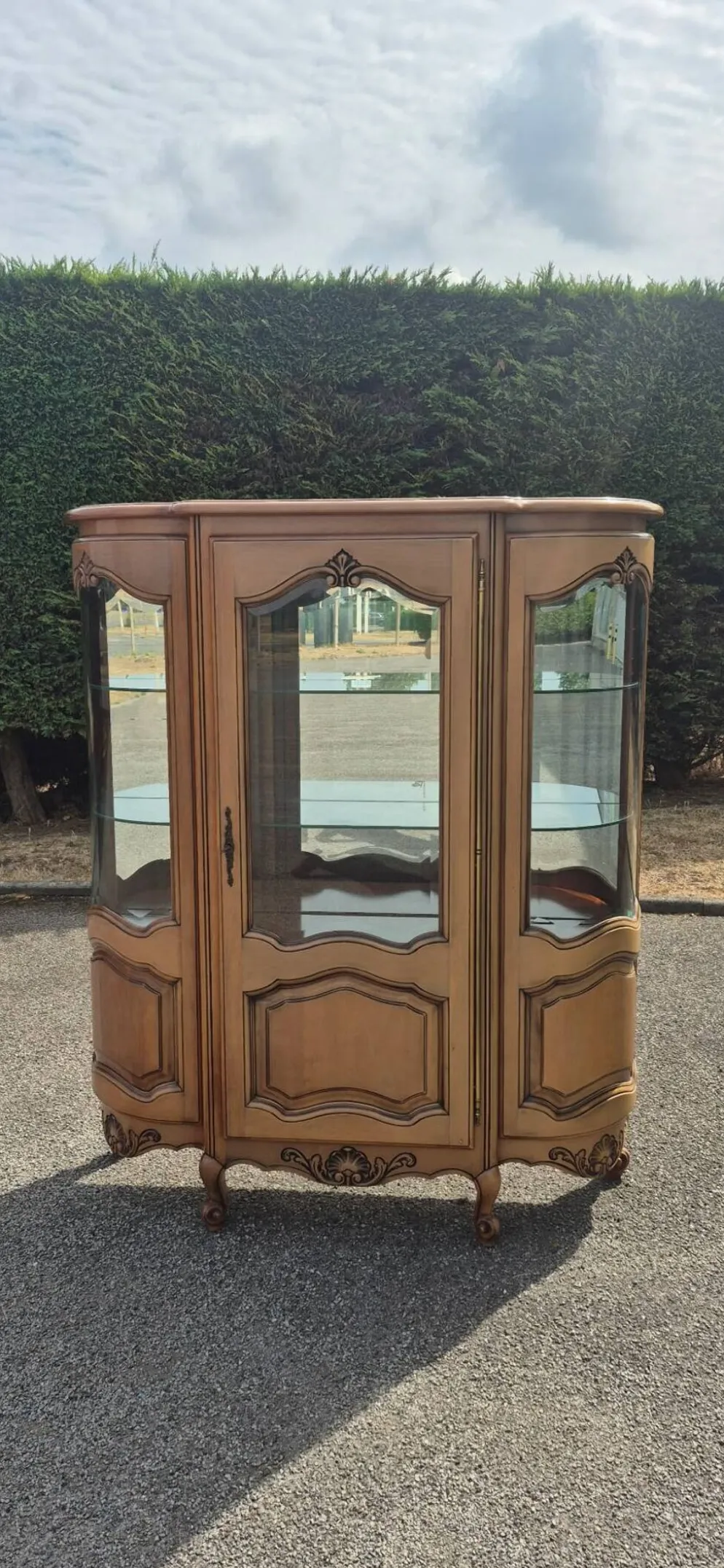 Grande vitrine galbée en merisier de style Louis XV – XXe siècle