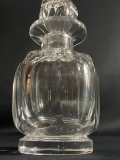 Grand flacon à parfum en cristal signé Baccarat, modèle Malmaison