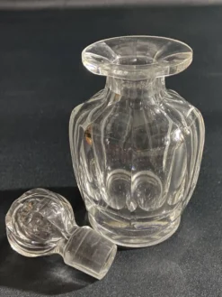 Grand flacon à parfum en cristal signé Baccarat, modèle Malmaison