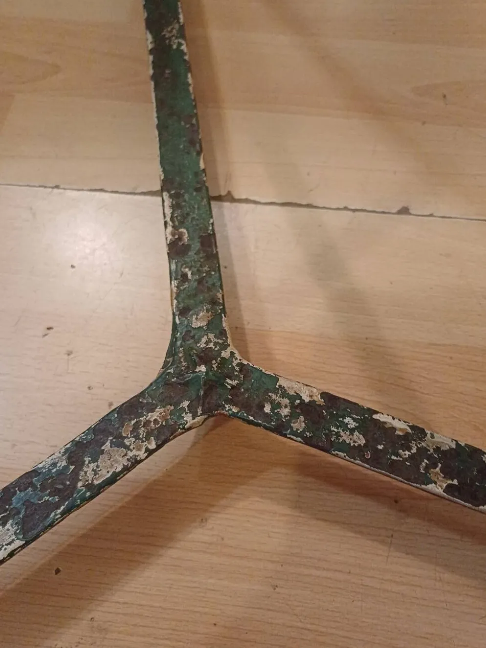 Grand guéridon de bistrot, diamètre 70 cm, époque 1900.