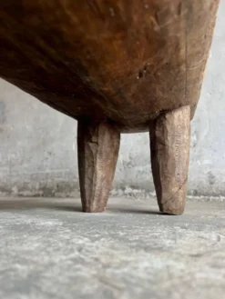 Grand lit africain ancien en bois massif brun foncé — sculptural, primitif, bas, artisanal