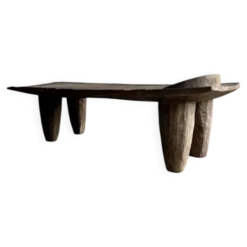 Grand lit africain ancien en bois massif brun foncé — sculptural, primitif, bas, artisanal