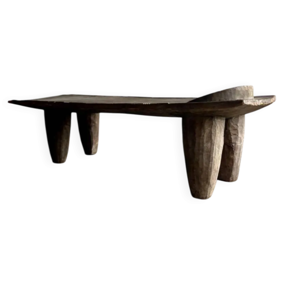 Grand lit africain ancien en bois massif brun foncé — sculptural, primitif, bas, artisanal