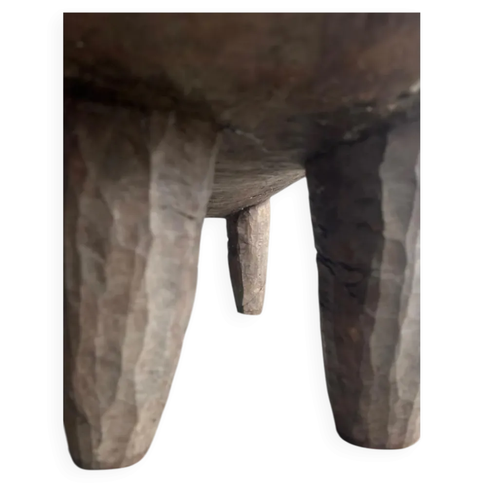 Grand lit africain ancien en bois massif brun foncé — sculptural, primitif, bas, artisanal