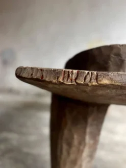 Grand lit africain ancien en bois massif brun foncé — sculptural, primitif, bas, artisanal
