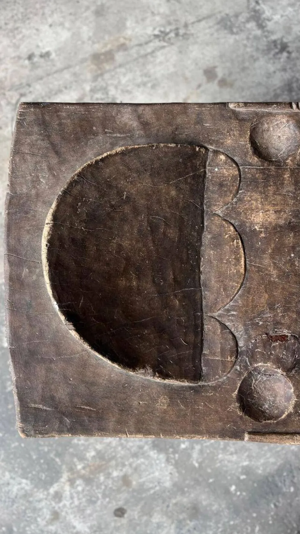 Grand lit africain ancien en bois massif brun foncé — sculptural, primitif, bas, artisanal