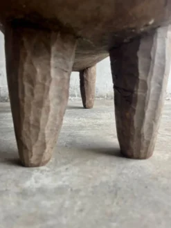 Grand lit africain ancien en bois massif brun foncé — sculptural, primitif, bas, artisanal