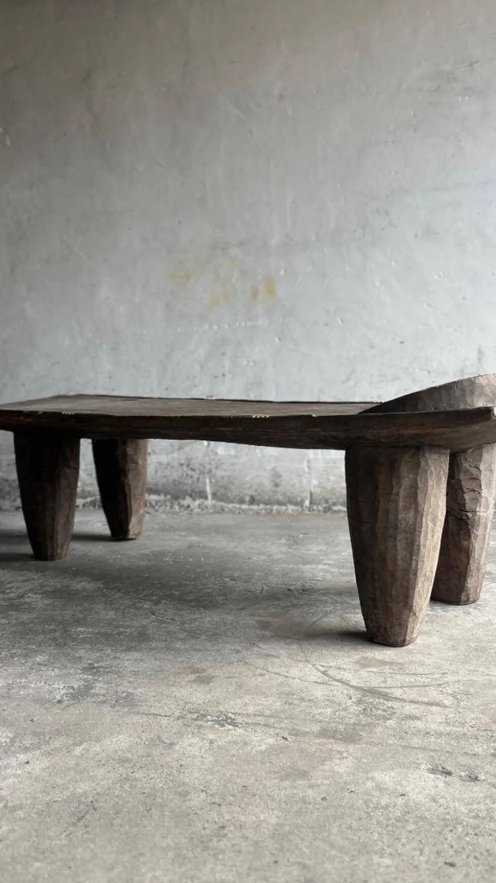 Grand lit africain ancien en bois massif brun foncé — sculptural, primitif, bas, artisanal