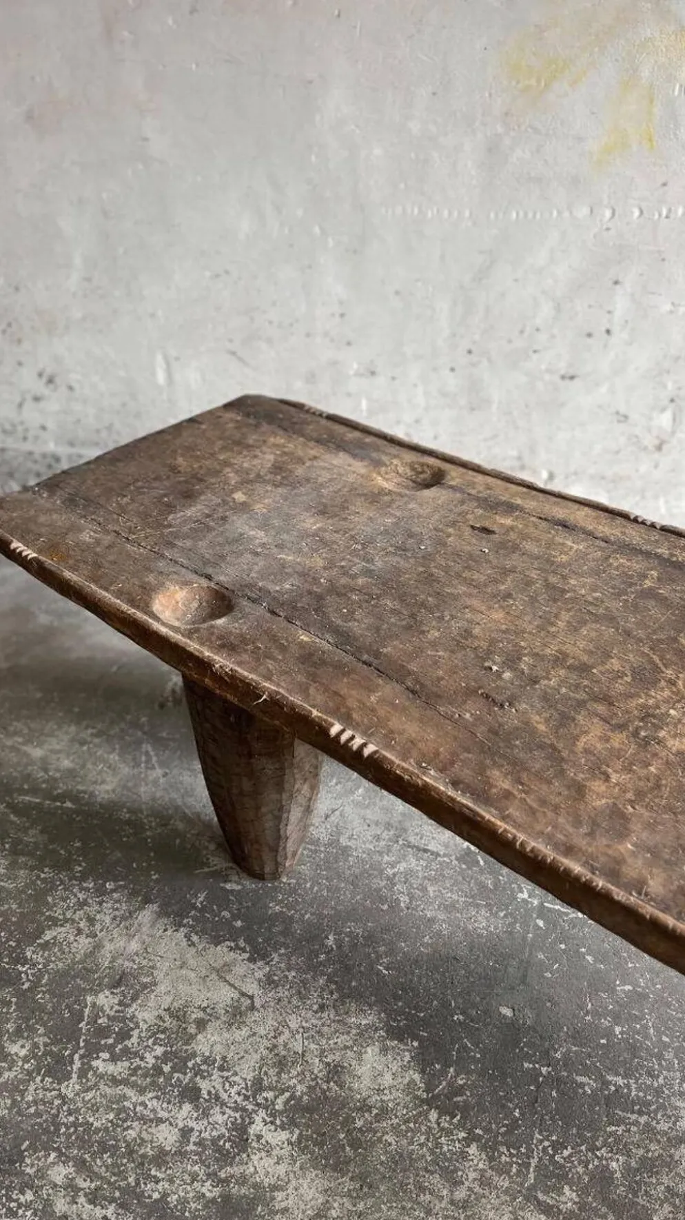 Grand lit africain ancien en bois massif brun foncé — sculptural, primitif, bas, artisanal