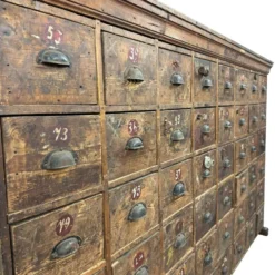 Grand meuble ancien à tiroirs – Cabinet industriel à 48 tiroirs