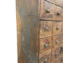 Grand meuble ancien à tiroirs – Cabinet industriel à 48 tiroirs
