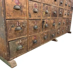 Grand meuble ancien à tiroirs – Cabinet industriel à 48 tiroirs