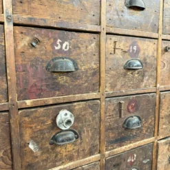 Grand meuble ancien à tiroirs – Cabinet industriel à 48 tiroirs
