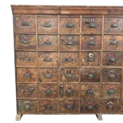 Grand meuble ancien à tiroirs – Cabinet industriel à 48 tiroirs