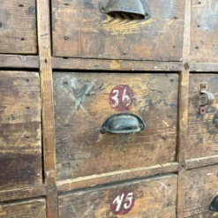 Grand meuble ancien à tiroirs – Cabinet industriel à 48 tiroirs