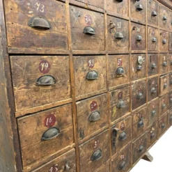 Grand meuble ancien à tiroirs – Cabinet industriel à 48 tiroirs