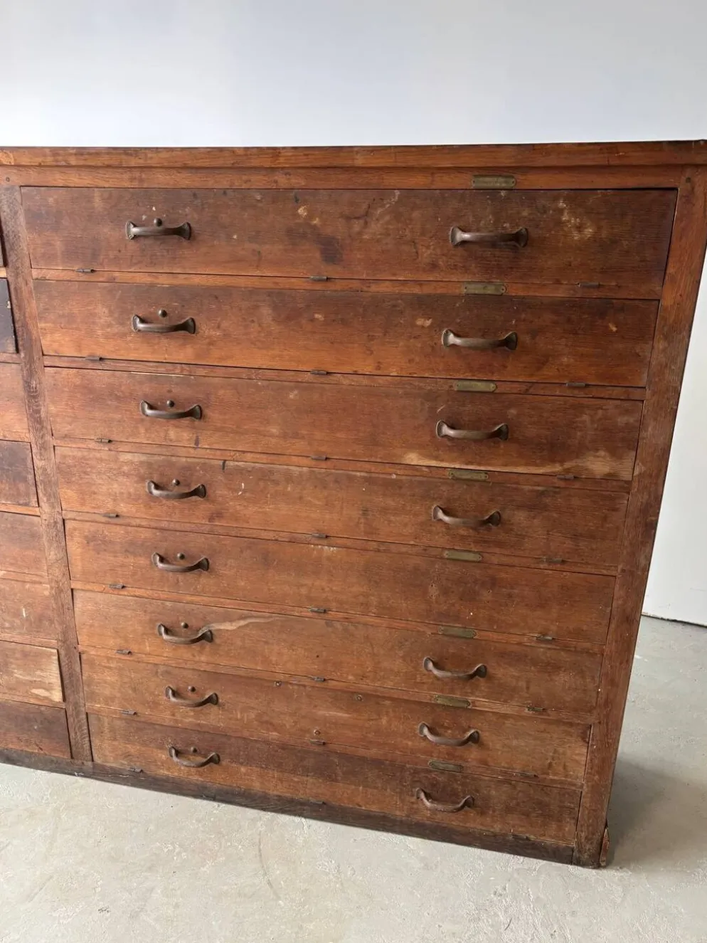 Grand meuble de métier en bois à 16 tiroirs ancien début 1900