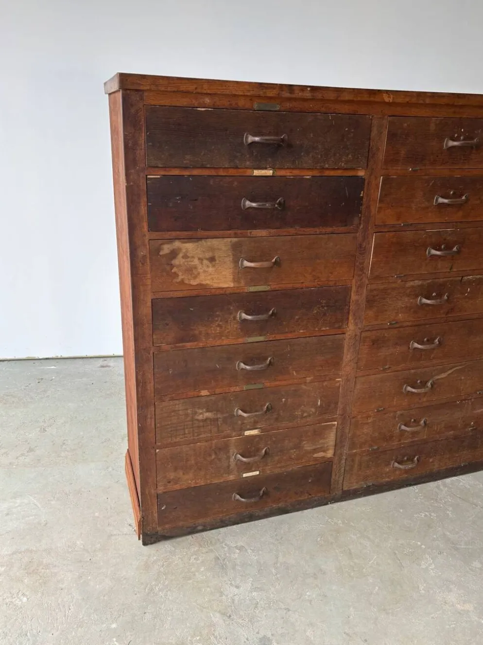 Grand meuble de métier en bois à 16 tiroirs ancien début 1900
