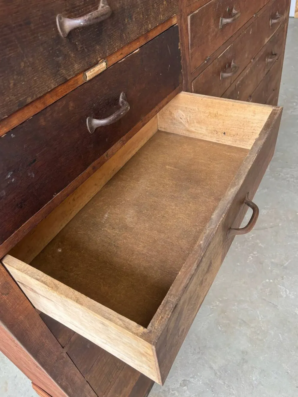 Grand meuble de métier en bois à 16 tiroirs ancien début 1900