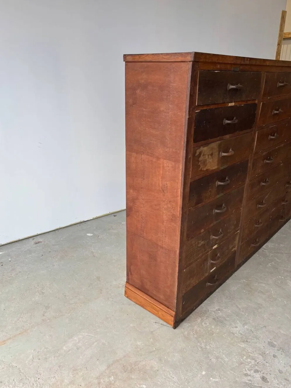 Grand meuble de métier en bois à 16 tiroirs ancien début 1900