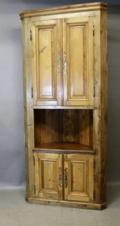 Grand meuble encoignure à 4 portes