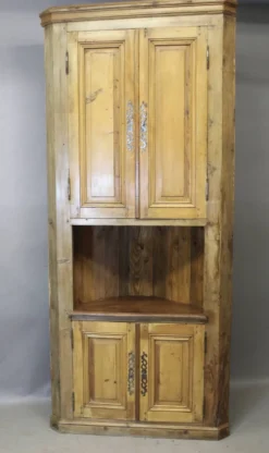 Grand meuble encoignure à 4 portes