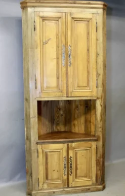 Grand meuble encoignure à 4 portes