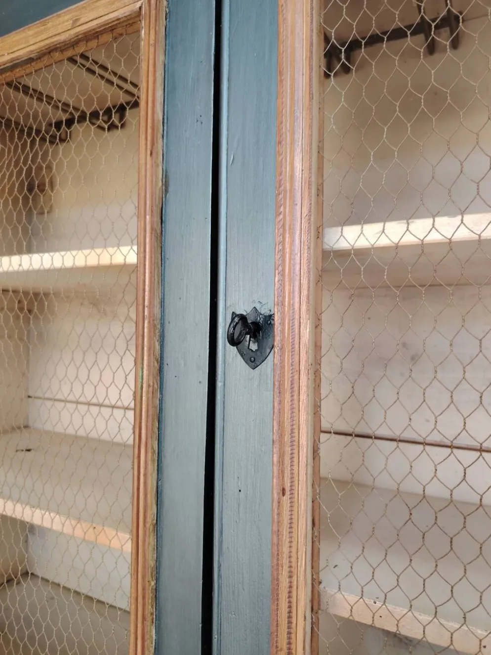 Grand meuble grainetier deux corps d'épicerie en bois massif