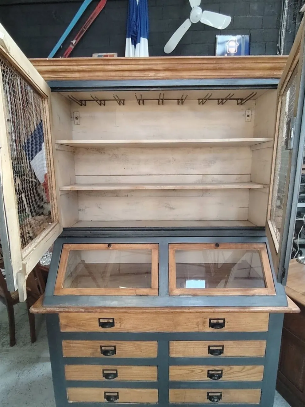 Grand meuble grainetier deux corps d'épicerie en bois massif