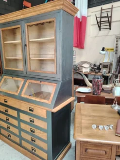 Grand meuble grainetier deux corps d'épicerie en bois massif