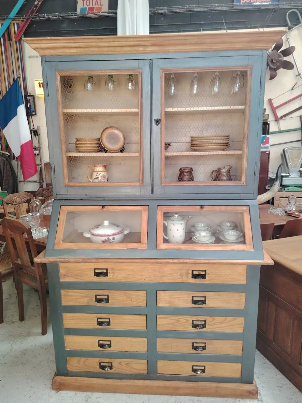 Grand meuble grainetier deux corps d'épicerie en bois massif