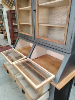 Grand meuble grainetier deux corps d'épicerie en bois massif