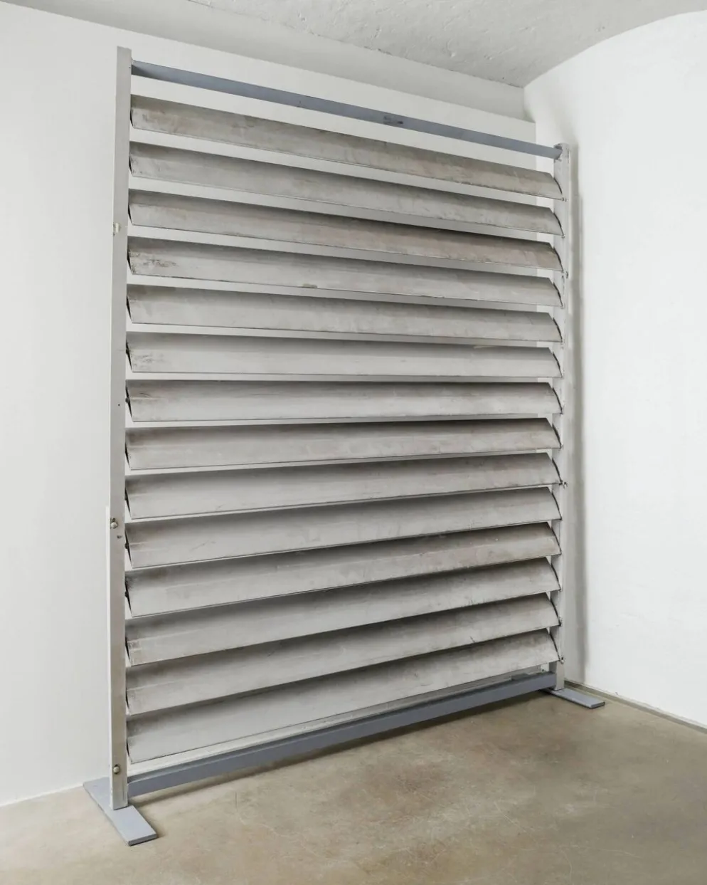 Grand panneau en aluminium "brise de soleil" de large jean prouvé, années 1950