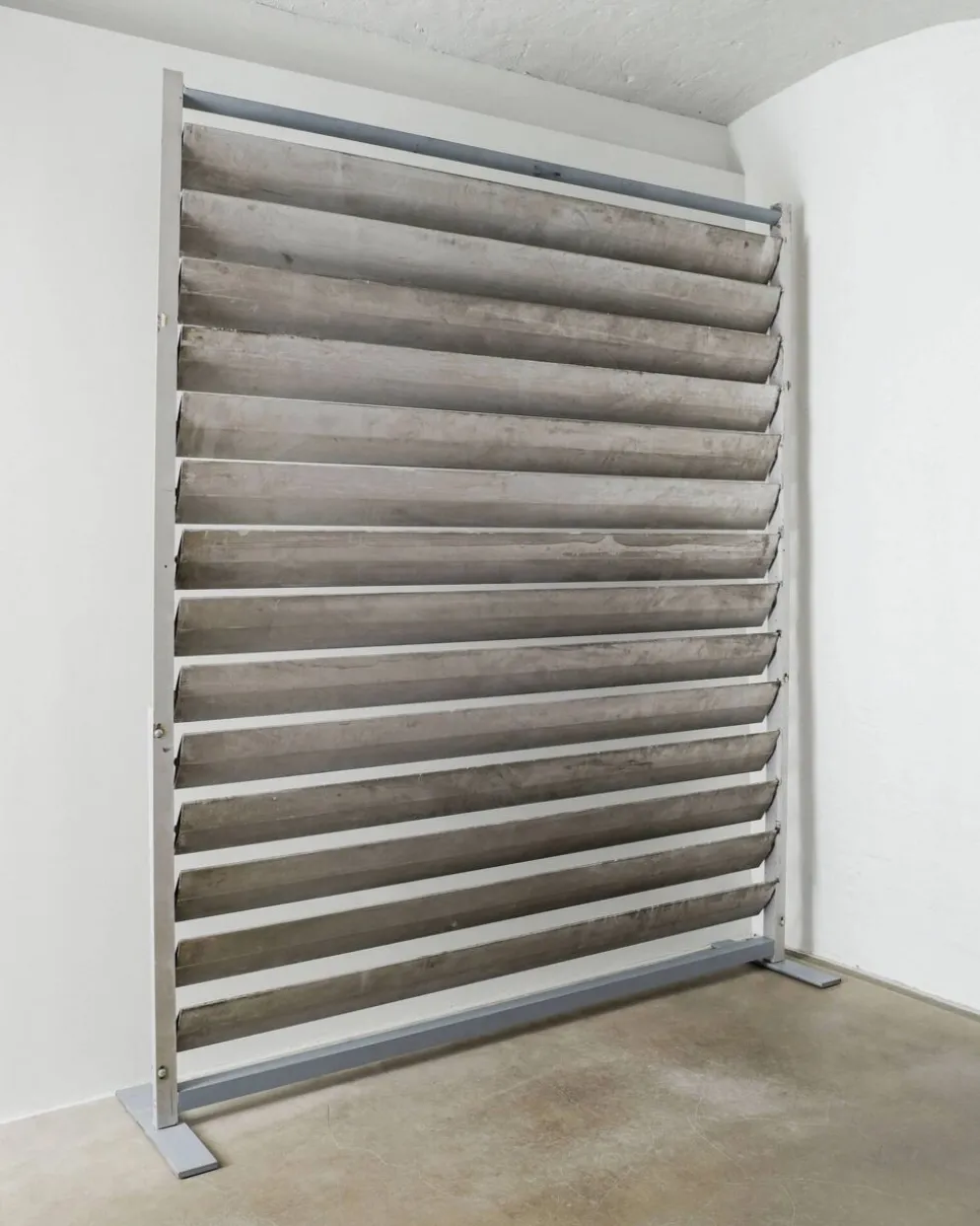 Grand panneau en aluminium "brise de soleil" de large jean prouvé, années 1950