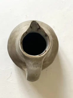 Grand pichet carafe en céramique émaillée brutaliste, signé “MH”.