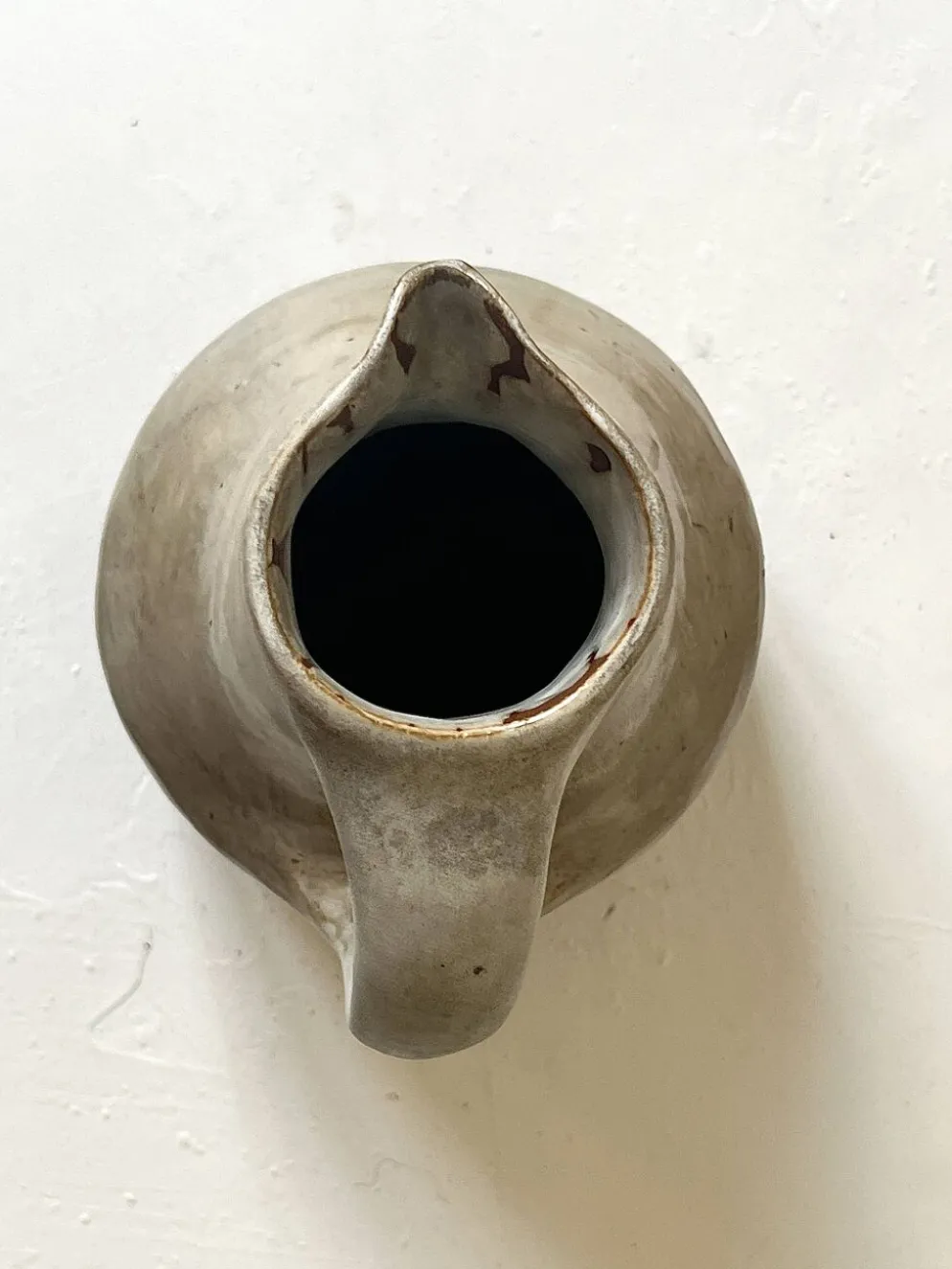 Grand pichet carafe en céramique émaillée brutaliste, signé “MH”.