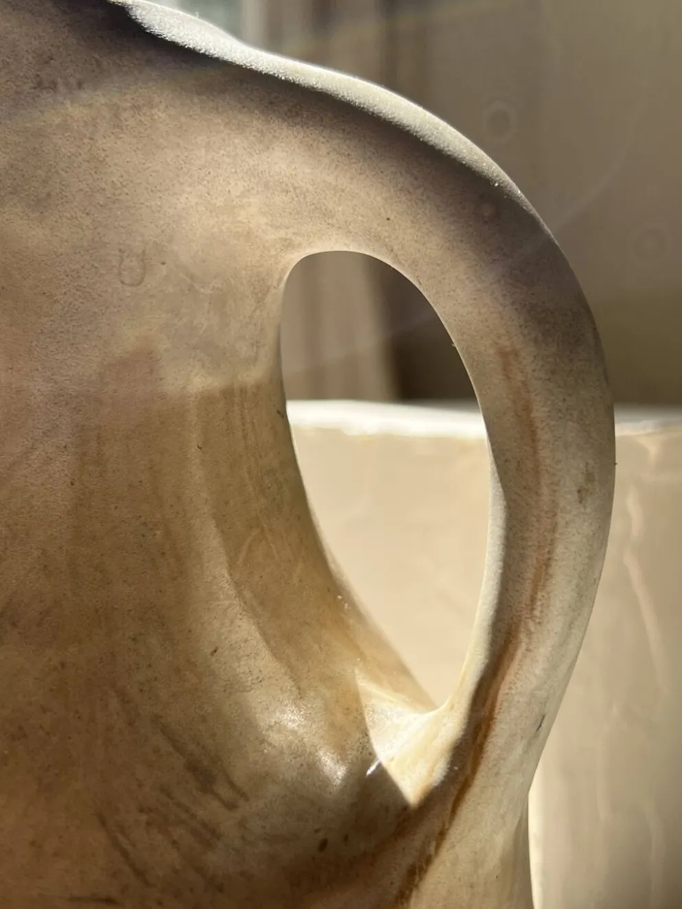 Grand pichet carafe en céramique émaillée brutaliste, signé “MH”.