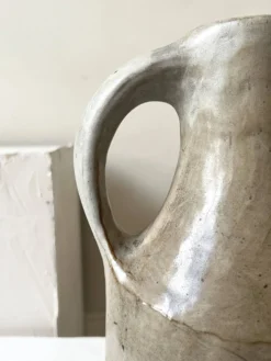 Grand pichet carafe en céramique émaillée brutaliste, signé “MH”.