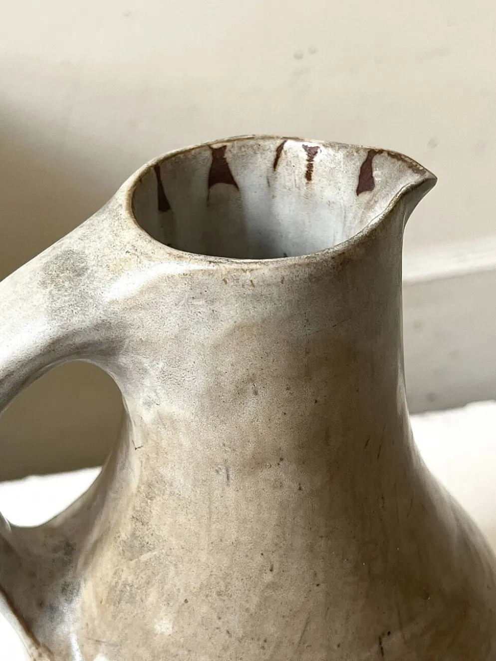 Grand pichet carafe en céramique émaillée brutaliste, signé “MH”.