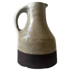 Grand pichet carafe en céramique émaillée brutaliste, signé “MH”.