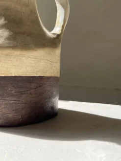 Grand pichet carafe en céramique émaillée brutaliste, signé “MH”.