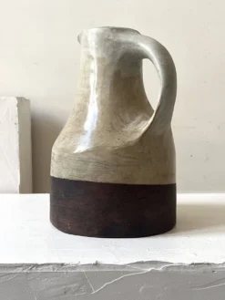 Grand pichet carafe en céramique émaillée brutaliste, signé “MH”.