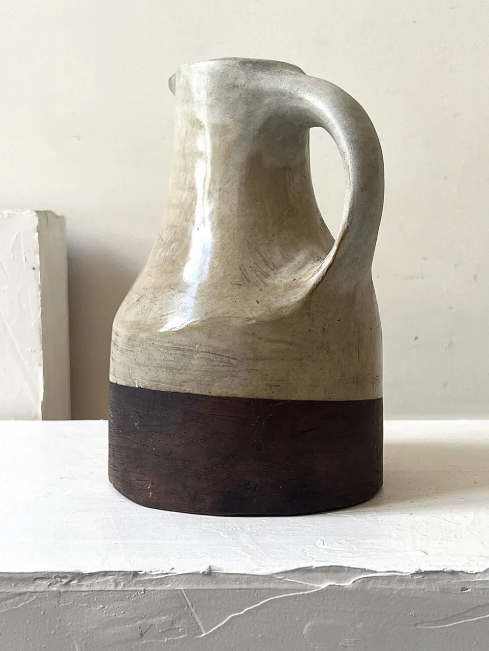 Grand pichet carafe en céramique émaillée brutaliste, signé “MH”.