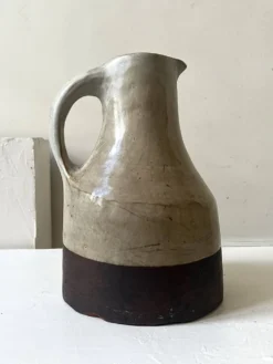 Grand pichet carafe en céramique émaillée brutaliste, signé “MH”.